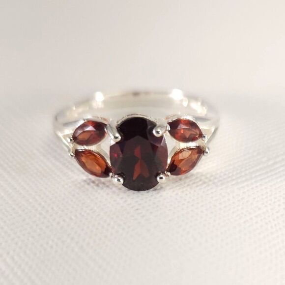 Stunning Garnet Ring 2 Carats tw Sterling Silver Size 7 - Picture 1 of 6
